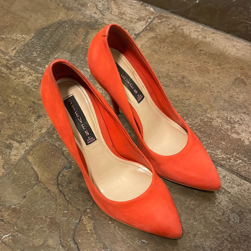 Steven red pumps